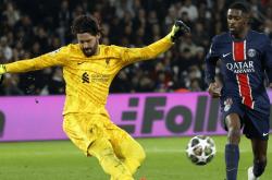 LOL赛事-巴黎圣日耳曼队继续主场取胜，稳坐榜首