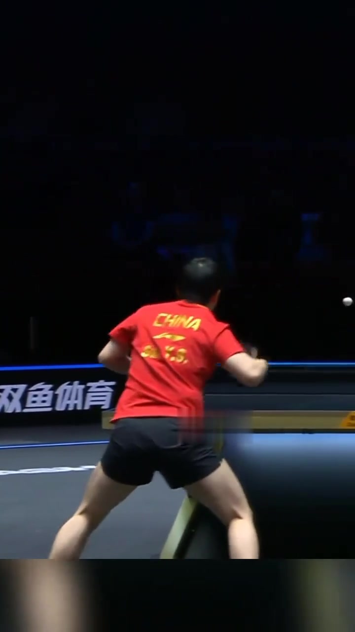 看球赛激情四射，球员实力对抗，现场尖叫