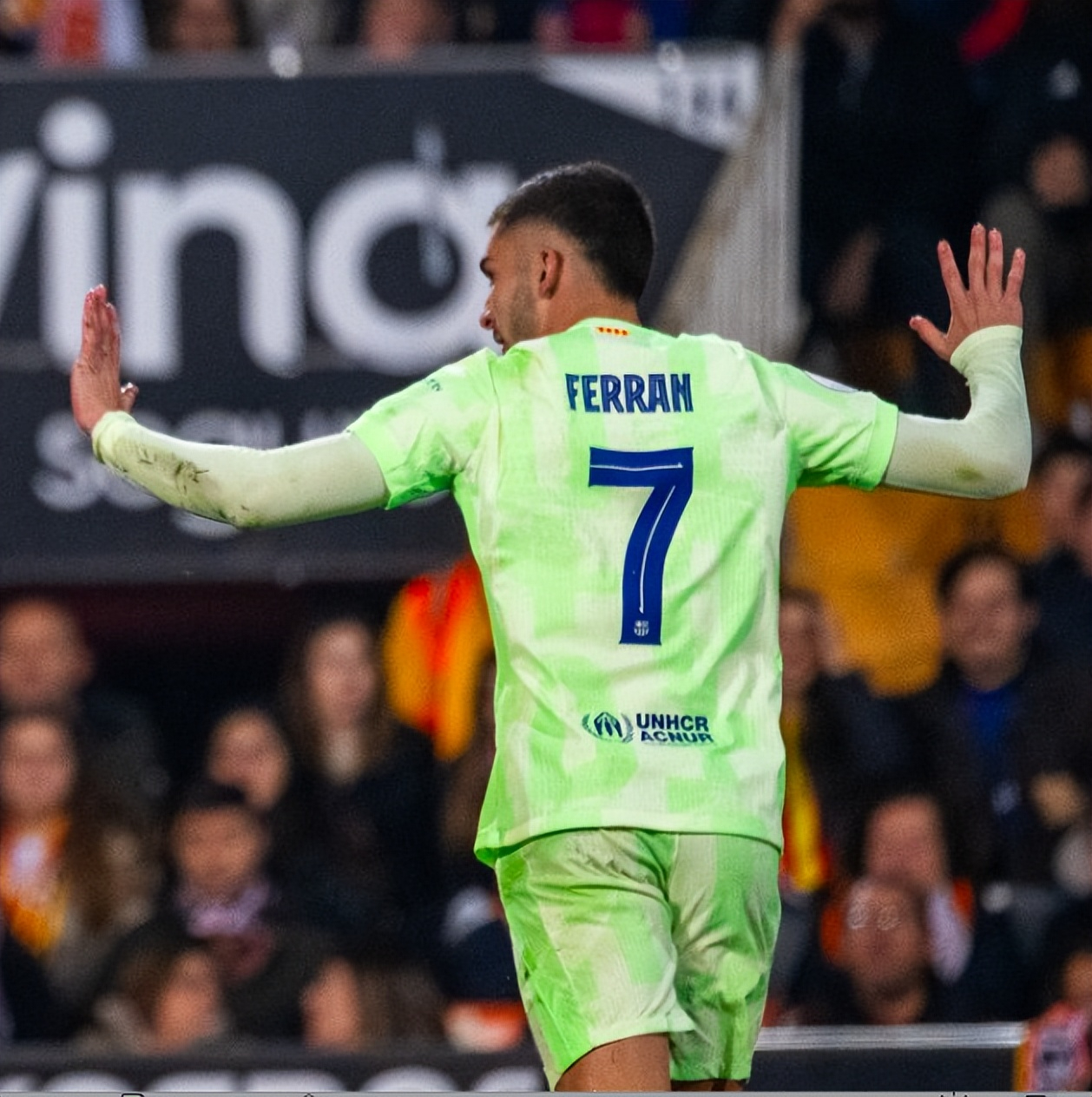 包含瓦伦西亚客场逆转，跻身联赛前列的词条