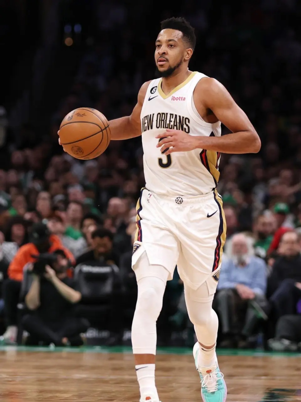 包含开拓者主场大胜猛龙，麦科勒姆独得分的词条