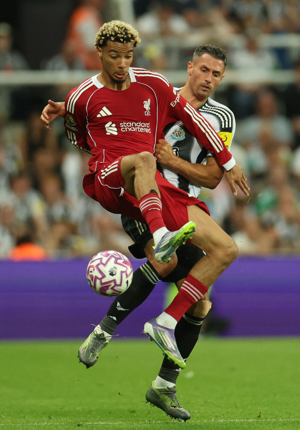 利物浦客场击败对手，继续保持领先地位