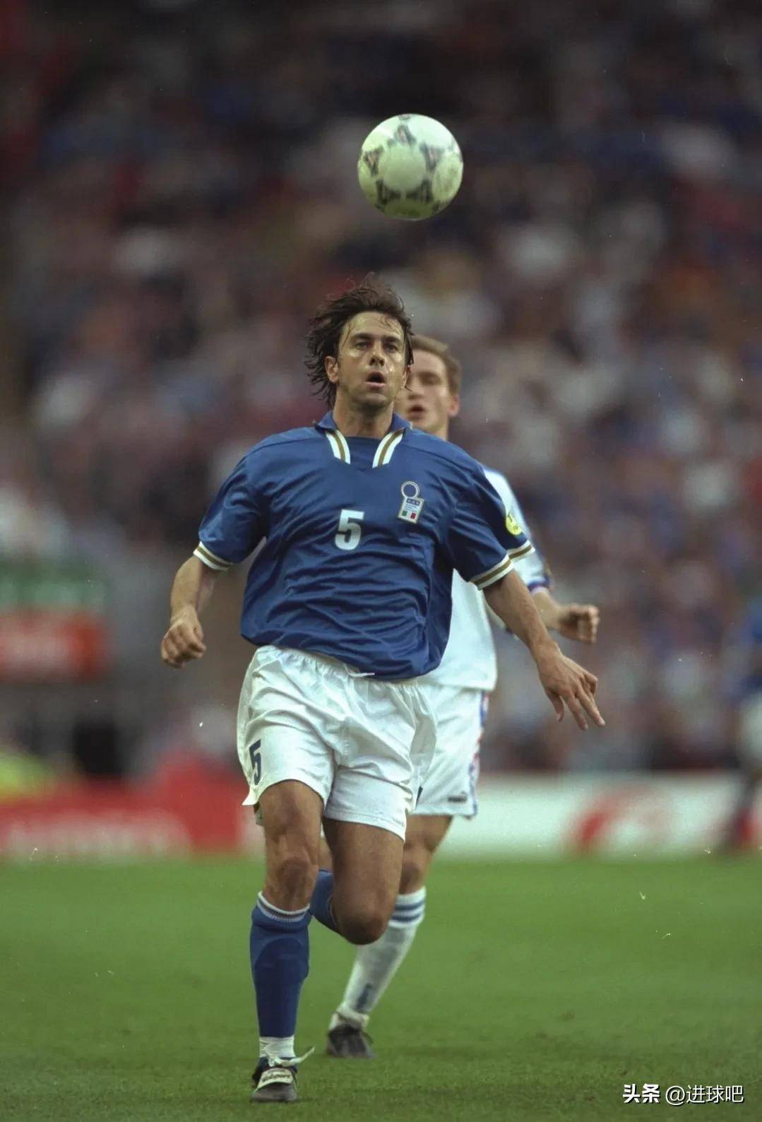 关于意大利队在比赛中表现神勇，领先积分榜的信息