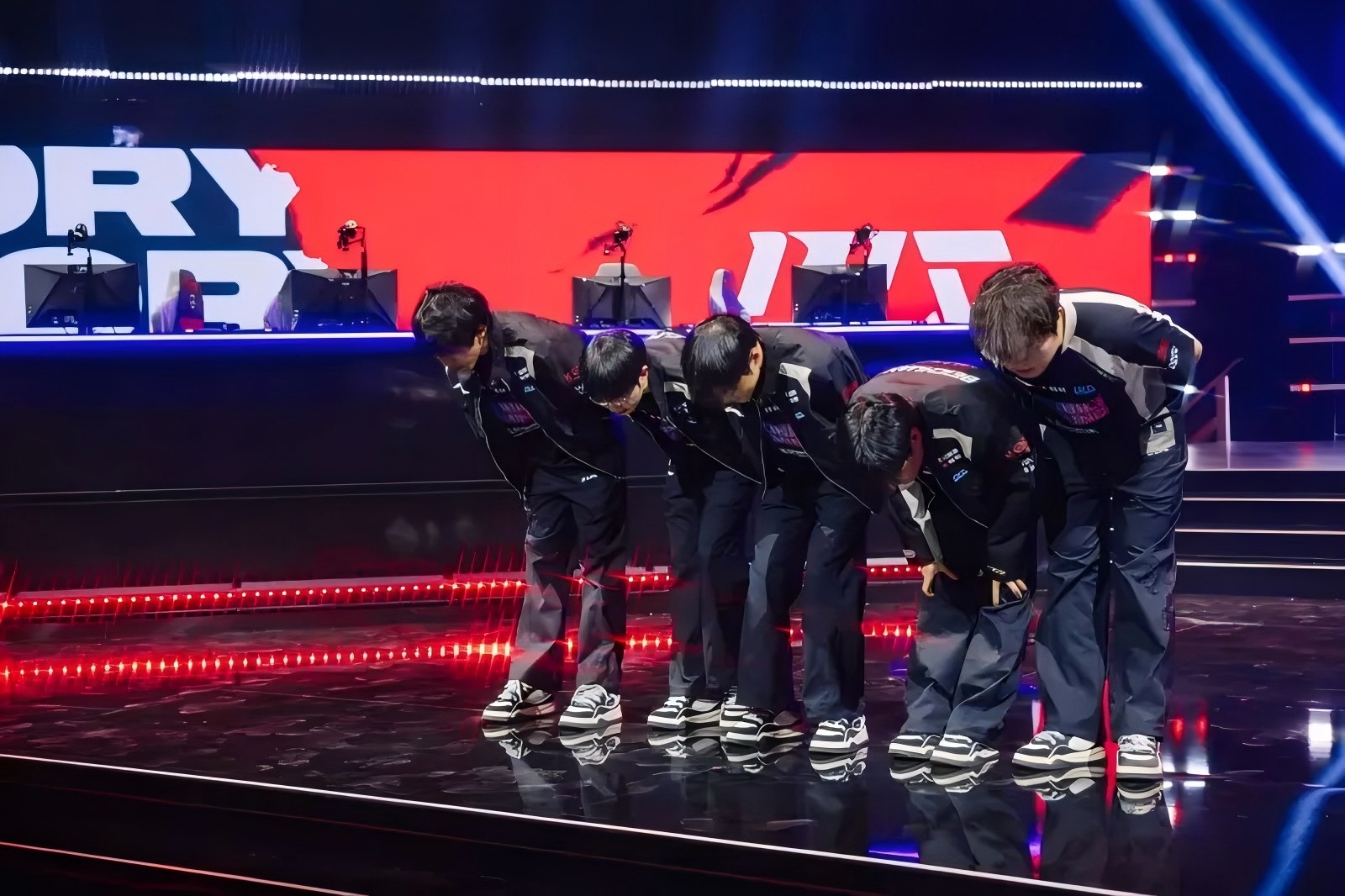 包含TSM鏖战法国男篮，张本智和操刀奇招英雄翻盘峡谷大战季后赛，让粉丝疯狂欢呼的词条