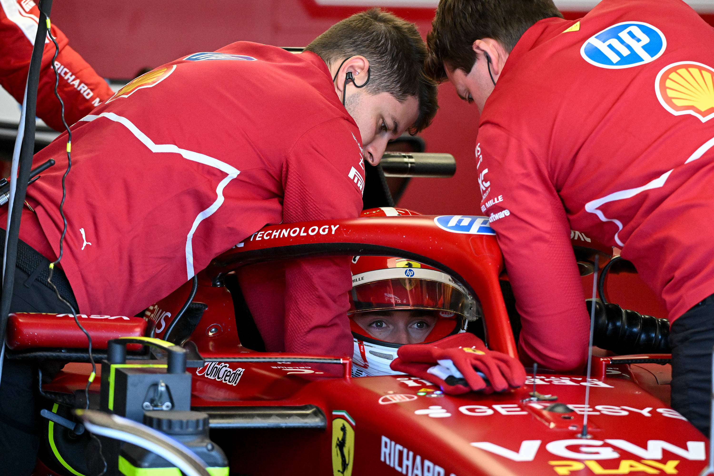 法拉利绝杀红牛二队，拉塞尔点燃赛场的简单介绍