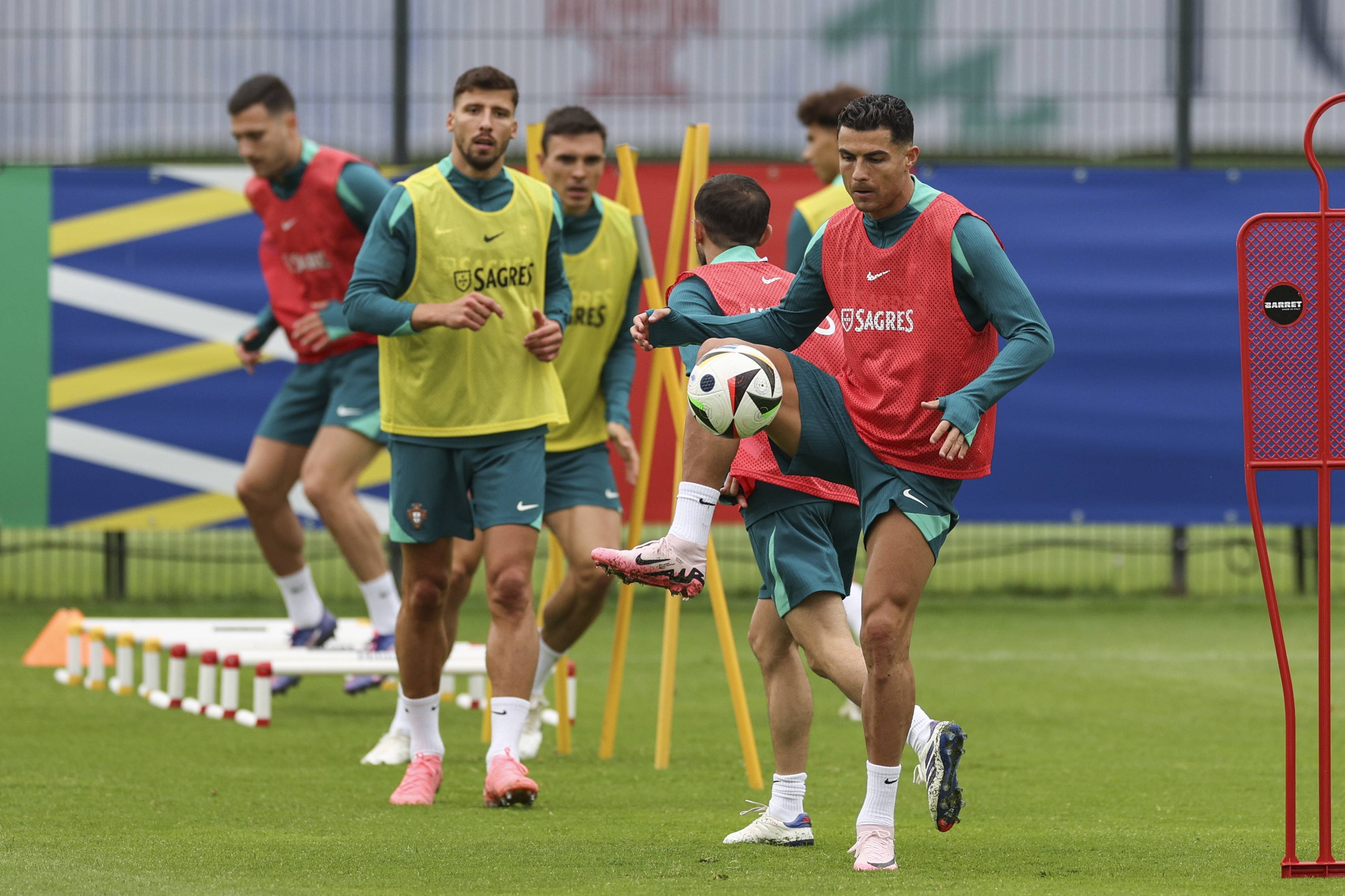 科特迪瓦球员备战欧锦赛冠军之争