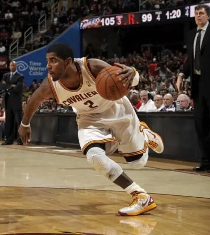 骑士队前锋欧文现身赛后新闻发布会