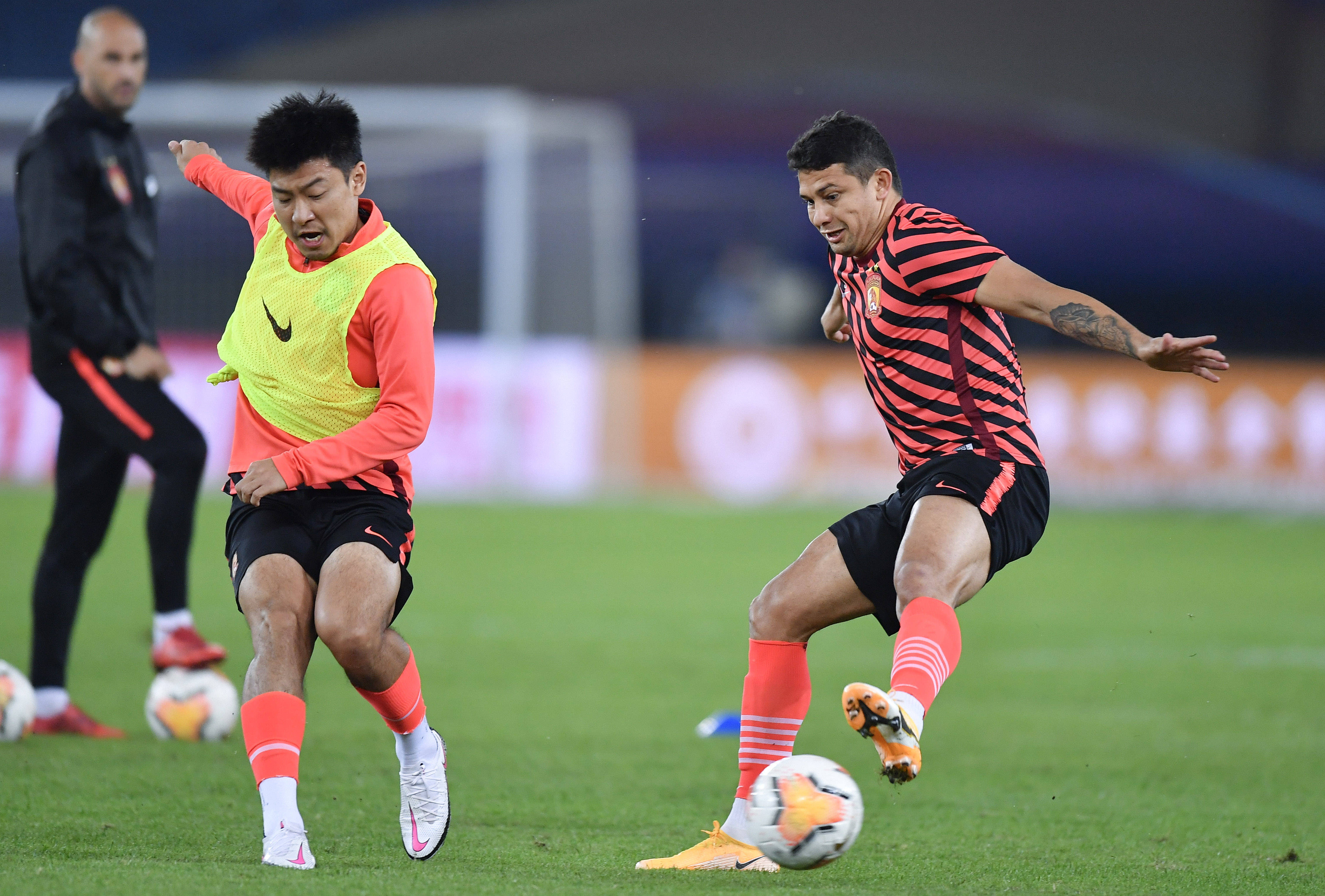 北京中赫国安挥汗如雨，继续挑战头名宝座