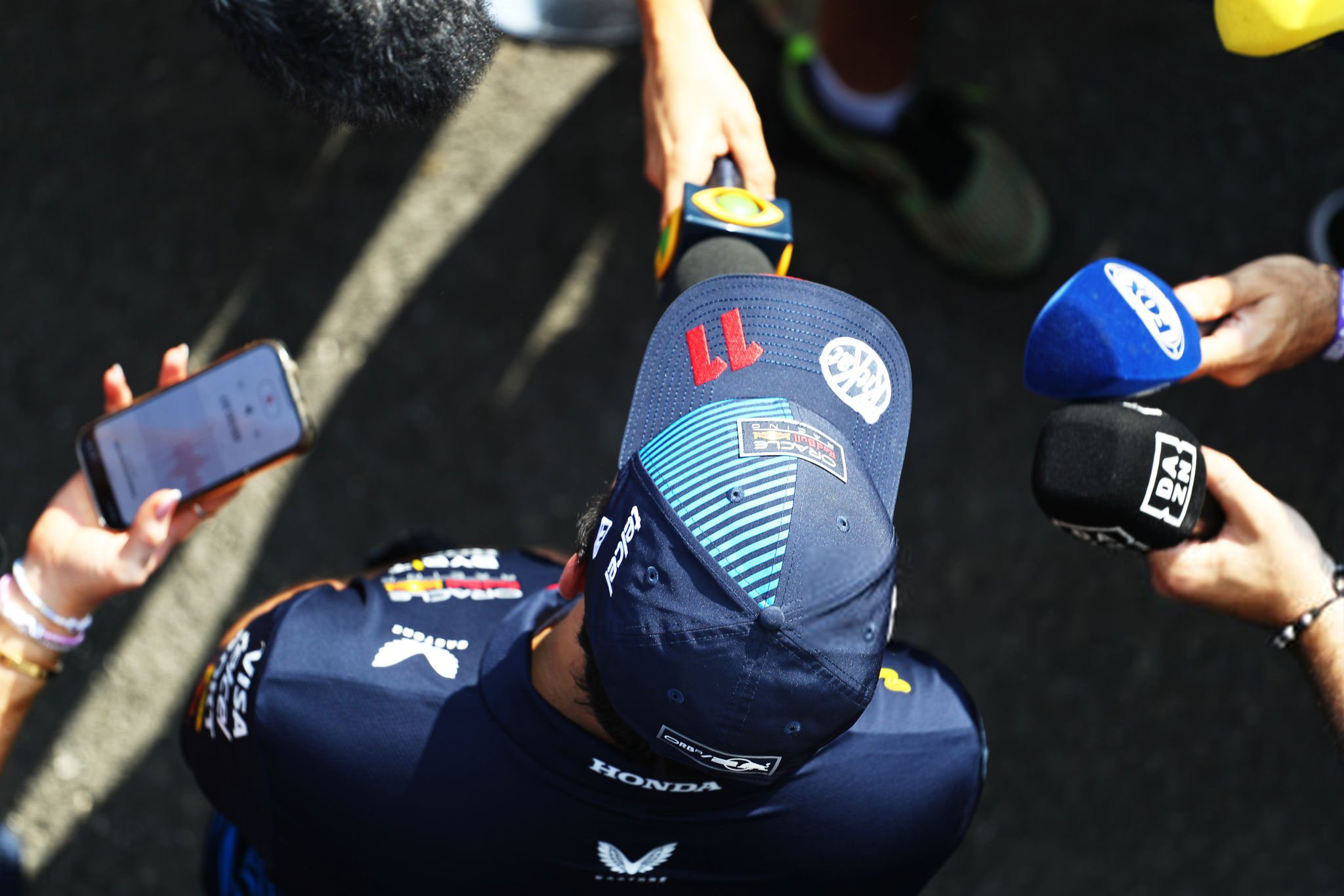 梅赛德斯完胜索伯车队，佩雷兹点燃赛场