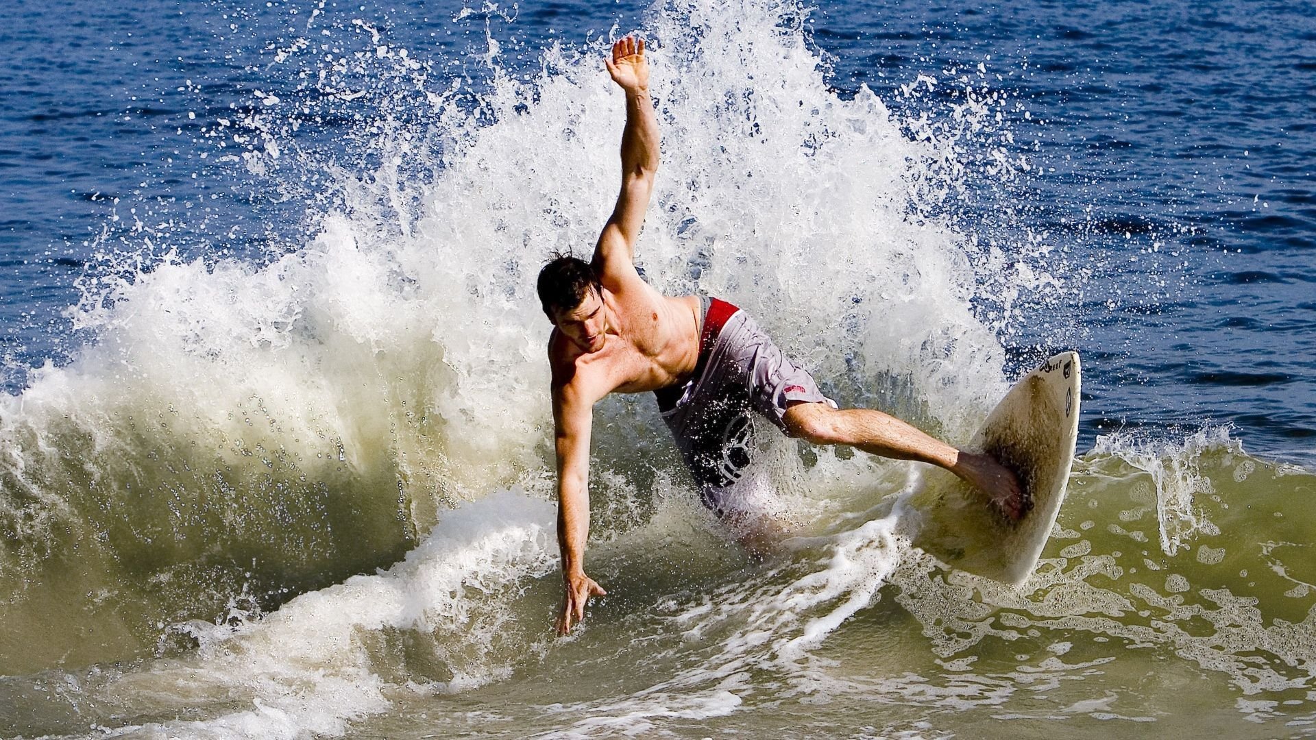 双重惊喜日，当拉什福德点燃梦剧场，蓝鹰军团撕碎伯纳乌